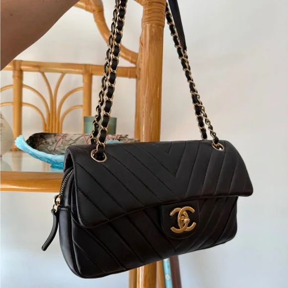 Chanel flap bag black and gold - Picture 4 of 12